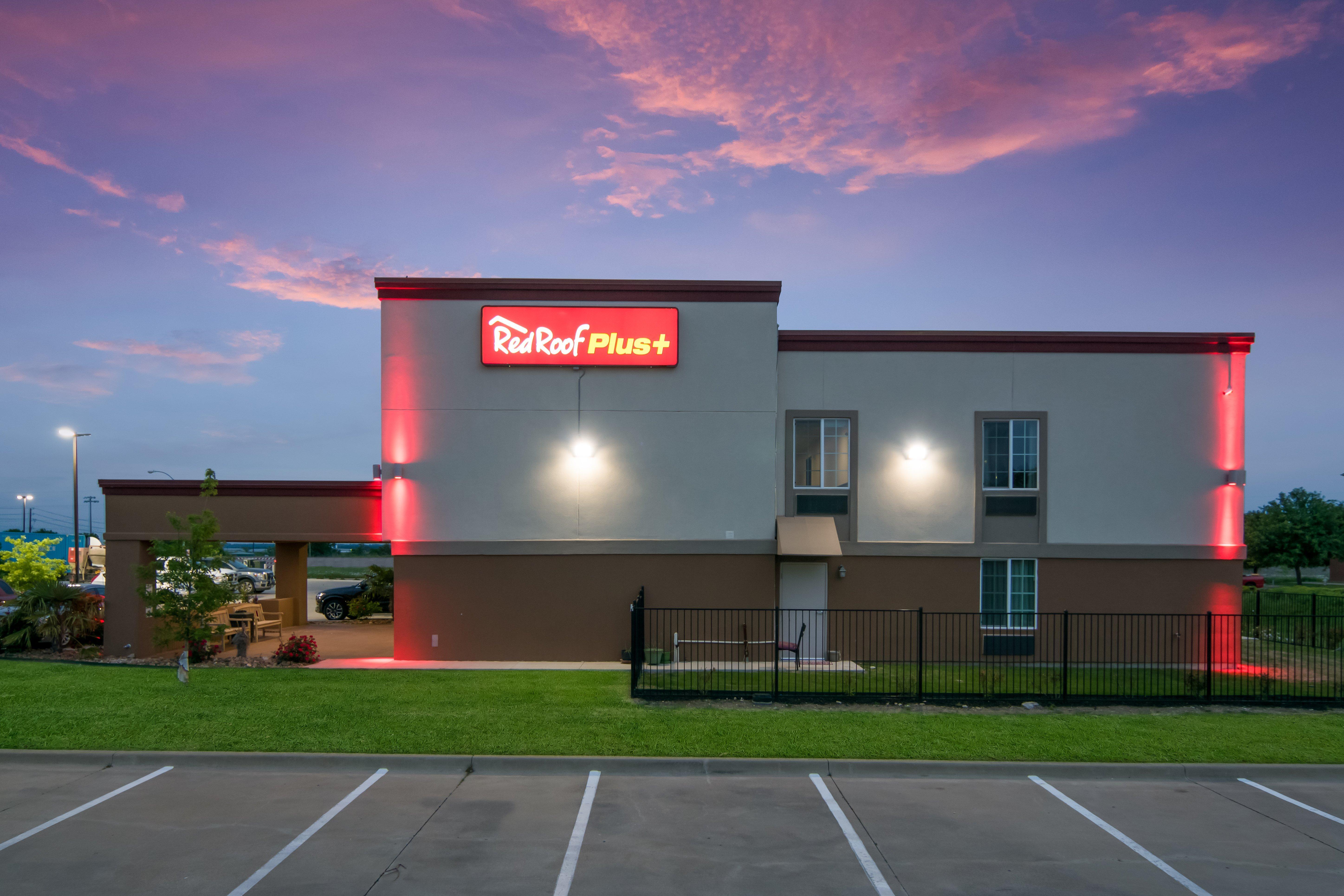 Red Roof Inn Plus+ Fort Worth - Burleson Eksteriør billede